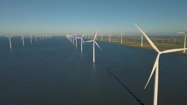Windmühlenpark im Meer, Drohnen-Luftaufnahme von Windkraftanlagen, die grüne Energie erzeugen, Windmühlen isoliert auf See in den Niederlanden — Stockvideo