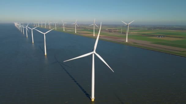 Parque de moinho de vento no oceano, visão aérea drone de turbinas de moinho de vento gerando energia verde elétrica, moinhos de vento isolados no mar nos Países Baixos — Vídeo de Stock