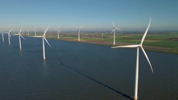 海の風車公園、風力タービンの無人航空機の眺めは、オランダの海で孤立した緑のエネルギー電気、風車を発生させます — ストック動画