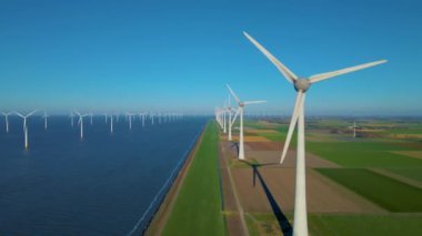 Okyanustaki yel değirmeni parkı, yeşil enerji üreten yel değirmeni türbinlerinin insansız hava görüntüsü, Hollanda 'da denizde izole edilmiş yel değirmenleri.