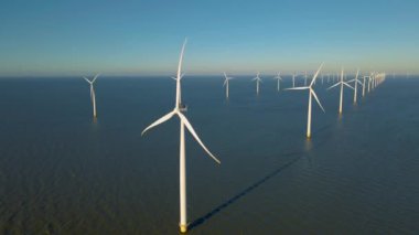 Okyanustaki yel değirmeni parkı, yeşil enerji üreten yel değirmeni türbinlerinin insansız hava görüntüsü, Hollanda 'da denizde izole edilmiş yel değirmenleri.