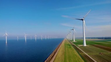 Okyanustaki yel değirmeni parkı, yeşil enerji üreten yel değirmeni türbinlerinin insansız hava görüntüsü, Hollanda 'da denizde izole edilmiş yel değirmenleri.