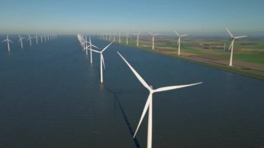 Okyanustaki yel değirmeni parkı, yeşil enerji üreten yel değirmeni türbinlerinin insansız hava görüntüsü, Hollanda 'da denizde izole edilmiş yel değirmenleri.