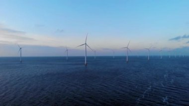 Okyanustaki yel değirmeni parkı, yeşil enerji üreten yel değirmeni türbinlerinin insansız hava görüntüsü, Hollanda 'da denizde izole edilmiş yel değirmenleri.