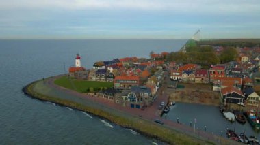 Urk Flevoland Hollanda eski Urk köyünde güneşli bir bahar günü limanda balıkçı tekneleriyle