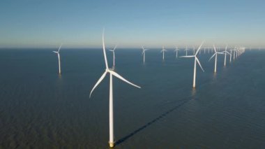 Okyanustaki yel değirmeni parkı, yeşil enerji üreten yel değirmeni türbinlerinin insansız hava görüntüsü, Hollanda 'da denizde izole edilmiş yel değirmenleri.