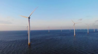 Okyanustaki yel değirmeni parkı, yeşil enerji üreten yel değirmeni türbinlerinin insansız hava görüntüsü, Hollanda 'da denizde izole edilmiş yel değirmenleri.