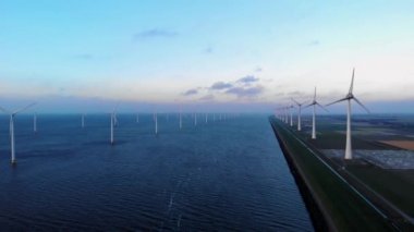 Okyanustaki yel değirmeni parkı, yeşil enerji üreten yel değirmeni türbinlerinin insansız hava görüntüsü, Hollanda 'da denizde izole edilmiş yel değirmenleri.