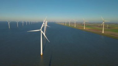 Okyanustaki yel değirmeni parkı, yeşil enerji üreten yel değirmeni türbinlerinin insansız hava görüntüsü, Hollanda 'da denizde izole edilmiş yel değirmenleri.
