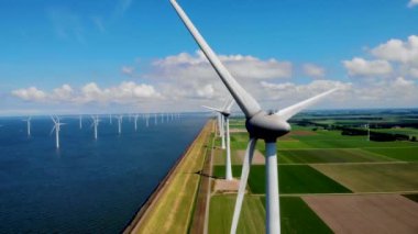Okyanustaki yel değirmeni parkı, yeşil enerji üreten yel değirmeni türbinlerinin insansız hava görüntüsü, Hollanda 'da denizde izole edilmiş yel değirmenleri.
