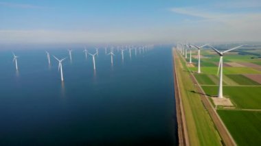 Okyanustaki yel değirmeni parkı, yeşil enerji üreten yel değirmeni türbinlerinin insansız hava görüntüsü, Hollanda 'da denizde izole edilmiş yel değirmenleri.