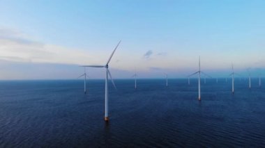 Okyanustaki yel değirmeni parkı, yeşil enerji üreten yel değirmeni türbinlerinin insansız hava görüntüsü, Hollanda 'da denizde izole edilmiş yel değirmenleri.