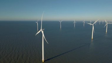 Okyanustaki yel değirmeni parkı, yeşil enerji üreten yel değirmeni türbinlerinin insansız hava görüntüsü, Hollanda 'da denizde izole edilmiş yel değirmenleri.