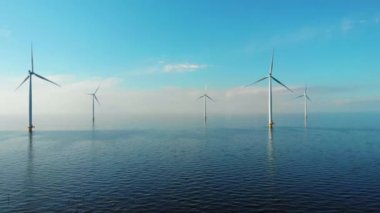 Okyanustaki yel değirmeni parkı, yeşil enerji üreten yel değirmeni türbinlerinin insansız hava görüntüsü, Hollanda 'da denizde izole edilmiş yel değirmenleri.