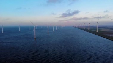 Okyanustaki yel değirmeni parkı, yeşil enerji üreten yel değirmeni türbinlerinin insansız hava görüntüsü, Hollanda 'da denizde izole edilmiş yel değirmenleri.