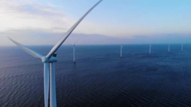 Okyanustaki yel değirmeni parkı, yeşil enerji üreten yel değirmeni türbinlerinin insansız hava görüntüsü, Hollanda 'da denizde izole edilmiş yel değirmenleri.