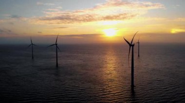 Okyanustaki yel değirmeni parkı, yeşil enerji üreten yel değirmeni türbinlerinin insansız hava görüntüsü, Hollanda 'da denizde izole edilmiş yel değirmenleri.