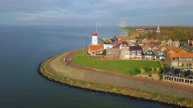 Urk Flevoland Hollanda eski Urk köyünde güneşli bir bahar günü limanda balıkçı tekneleriyle