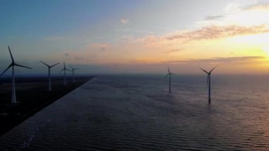 Okyanustaki yel değirmeni parkı, yeşil enerji üreten yel değirmeni türbinlerinin insansız hava görüntüsü, Hollanda 'da denizde izole edilmiş yel değirmenleri.