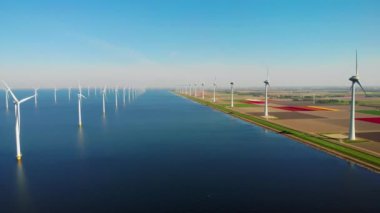 Okyanustaki yel değirmeni parkı, yeşil enerji üreten yel değirmeni türbinlerinin insansız hava görüntüsü, Hollanda 'da denizde izole edilmiş yel değirmenleri.