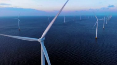 Okyanustaki yel değirmeni parkı, yeşil enerji üreten yel değirmeni türbinlerinin insansız hava görüntüsü, Hollanda 'da denizde izole edilmiş yel değirmenleri.