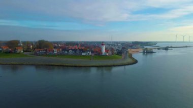 Urk Flevoland Hollanda eski Urk köyünde güneşli bir bahar günü limanda balıkçı tekneleriyle