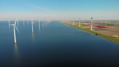 Okyanustaki yel değirmeni parkı, yeşil enerji üreten yel değirmeni türbinlerinin insansız hava görüntüsü, Hollanda 'da denizde izole edilmiş yel değirmenleri.