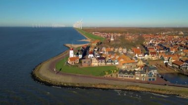 Urk Flevoland Hollanda eski Urk köyünde güneşli bir bahar günü limanda balıkçı tekneleriyle