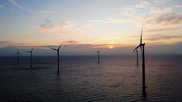 Ветряная мельница парк в океане, беспилотник воздушный вид ветряных мельниц, генерирующих зеленую энергию электрические, ветряные мельницы изолированы в море в Нидерландах — стоковое видео