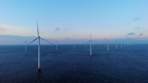 Väderkvarn park i havet, drönare antenn utsikt över väderkvarn turbiner som genererar grön energi elektrisk, väderkvarnar isolerade till havs i Nederländerna — Stockvideo