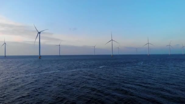 海洋中的风车公园，无人侦察机俯瞰风力发电的风力涡轮机，荷兰海上孤立的风力涡轮机 — 图库视频影像
