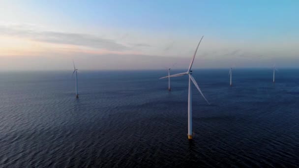 Windmolenpark in de oceaan, drone antenne van windmolens die groene energie opwekken, windmolens geïsoleerd op zee in Nederland — Stockvideo