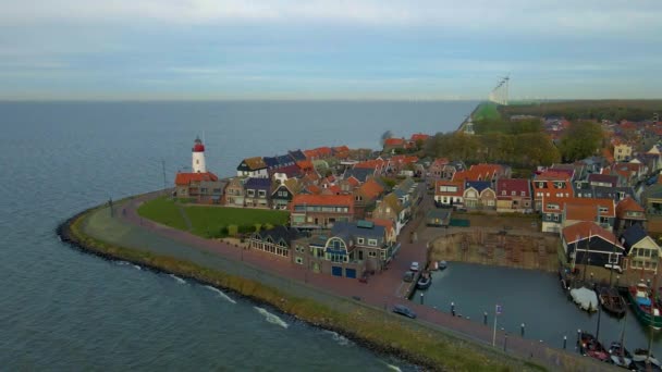 Urk Flevoland Holanda um dia de primavera ensolarado na antiga aldeia de Urk com barcos de pesca no porto — Vídeo de Stock