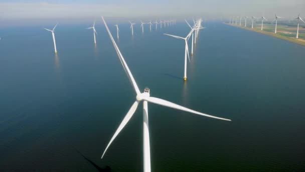 Parque de molinos de viento en el océano, vista aérea de drones de turbinas de molinos de viento que generan energía verde eléctrica, molinos de viento aislados en el mar en los Países Bajos — Vídeo de stock