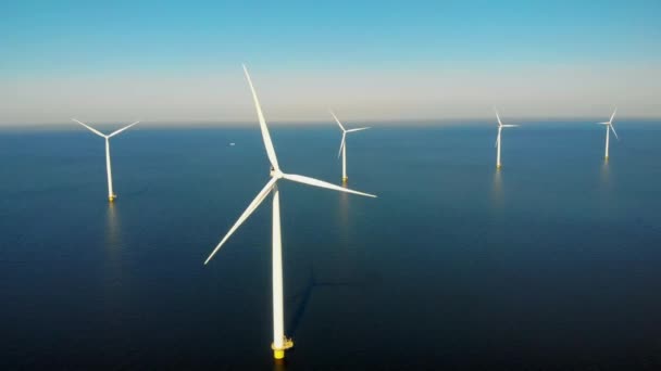 Parque de moinho de vento no oceano, visão aérea drone de turbinas de moinho de vento gerando energia verde elétrica, moinhos de vento isolados no mar nos Países Baixos — Vídeo de Stock