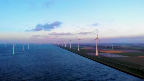 Windmolenpark in de oceaan, drone antenne van windmolens die groene energie opwekken, windmolens geïsoleerd op zee in Nederland — Stockvideo