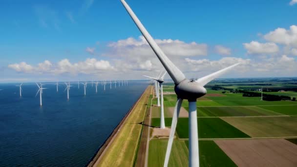 Windmolenpark in de oceaan, drone antenne van windmolens die groene energie opwekken, windmolens geïsoleerd op zee in Nederland — Stockvideo