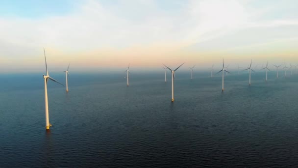 Parc éolien dans l'océan, vue aérienne par drone des éoliennes générant de l'énergie verte, éoliennes isolées en mer aux Pays-Bas — Video