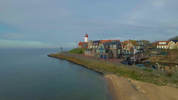 Urk Flevoland Nederland een zonnige lentedag in het oude dorp Urk met vissersboten in de haven — Stockvideo