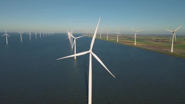 Parque de moinho de vento no oceano, visão aérea drone de turbinas de moinho de vento gerando energia verde elétrica, moinhos de vento isolados no mar nos Países Baixos — Vídeo de Stock