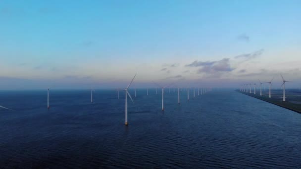 Parque de moinho de vento no oceano, visão aérea drone de turbinas de moinho de vento gerando energia verde elétrica, moinhos de vento isolados no mar nos Países Baixos — Vídeo de Stock