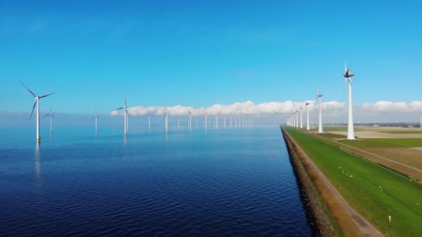 Väderkvarn park i havet, drönare antenn utsikt över väderkvarn turbiner som genererar grön energi elektrisk, väderkvarnar isolerade till havs i Nederländerna — Stockvideo