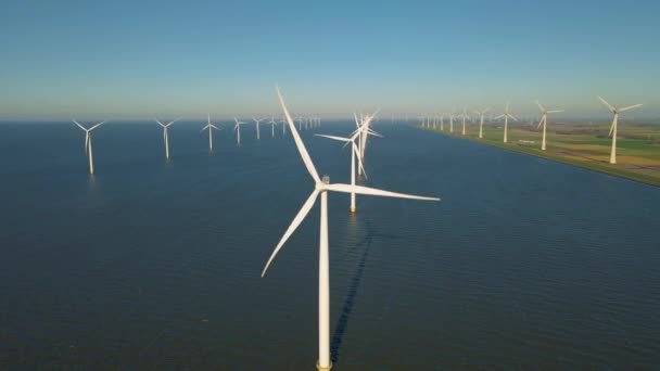Szélmalom park az óceánban, drón légi kilátás szélmalom turbinák generáló zöld energia elektromos, szélmalmok elszigetelt tengeren Hollandiában — Stock videók