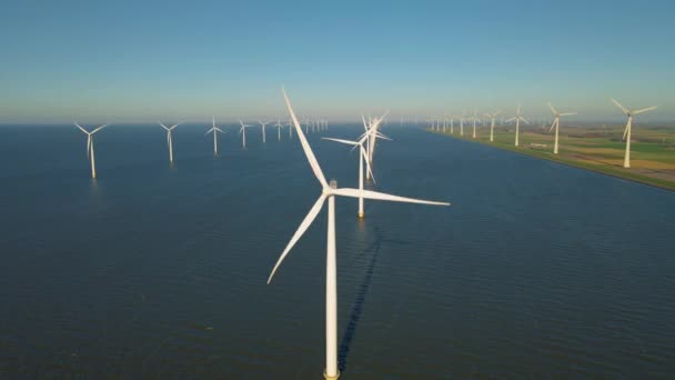 Parque de moinho de vento no oceano, visão aérea drone de turbinas de moinho de vento gerando energia verde elétrica, moinhos de vento isolados no mar nos Países Baixos — Vídeo de Stock