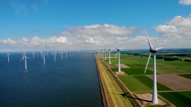 Windmolenpark in de oceaan, drone antenne van windmolens die groene energie opwekken, windmolens geïsoleerd op zee in Nederland — Stockvideo