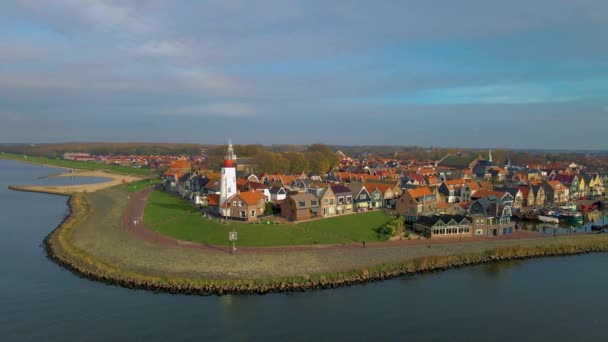 Urk Flevoland Nederländerna en solig vårdag i den gamla byn Urk med fiskebåtar vid hamnen — Stockvideo