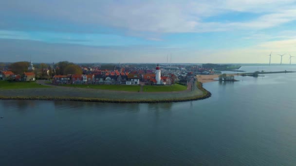 Urk Flevoland Pays-Bas une journée de printemps ensoleillée dans le vieux village d'Urk avec des bateaux de pêche au port — Video