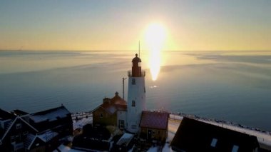 Urk Flevoland Hollanda eski Urk köyünde güneşli bir bahar günü limanda balıkçı tekneleriyle