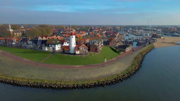 Urk Flevoland Pays-Bas une journée de printemps ensoleillée dans le vieux village d'Urk avec des bateaux de pêche au port — Video