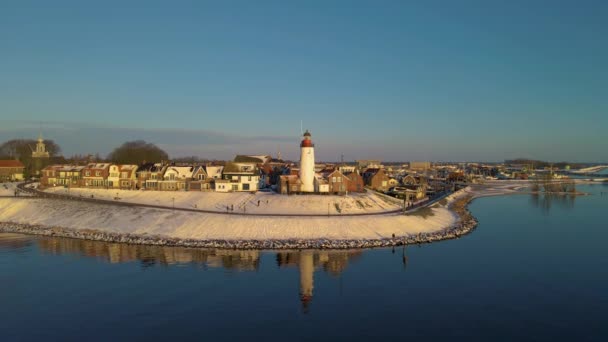 Urk Flevoland Niederlande ein sonniger Frühlingstag im alten Dorf Urk mit Fischerbooten am Hafen — Stockvideo
